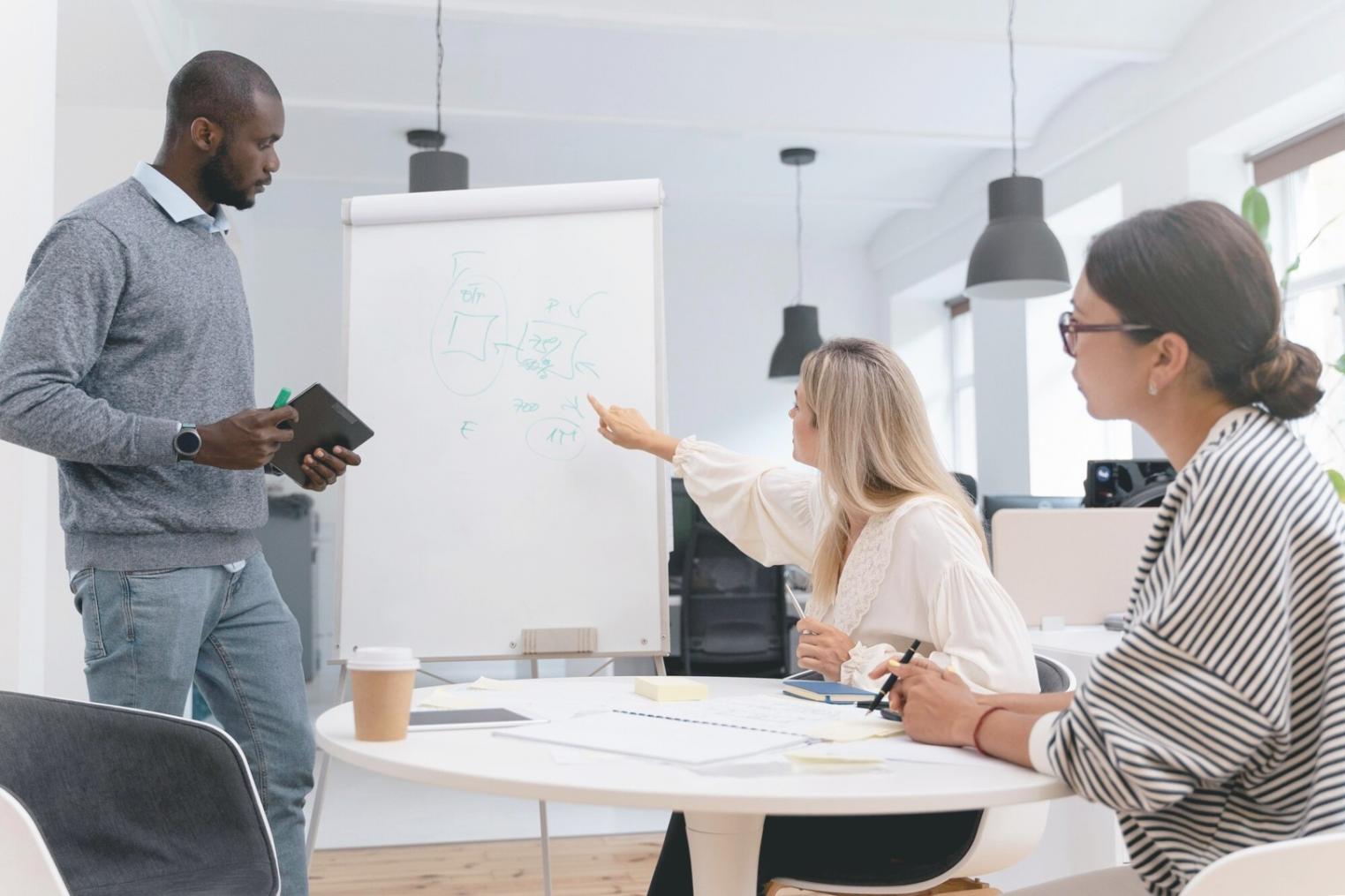 Groupe d'étude analysant des rapports financiers