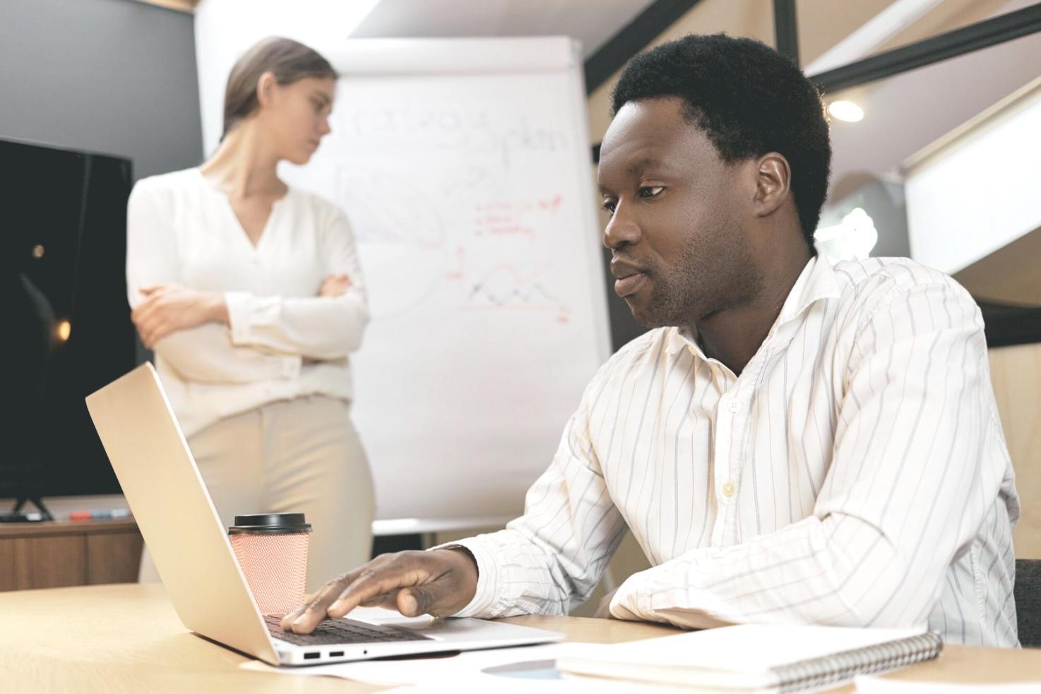 Salle de formation moderne avec matériel pédagogique interactif
